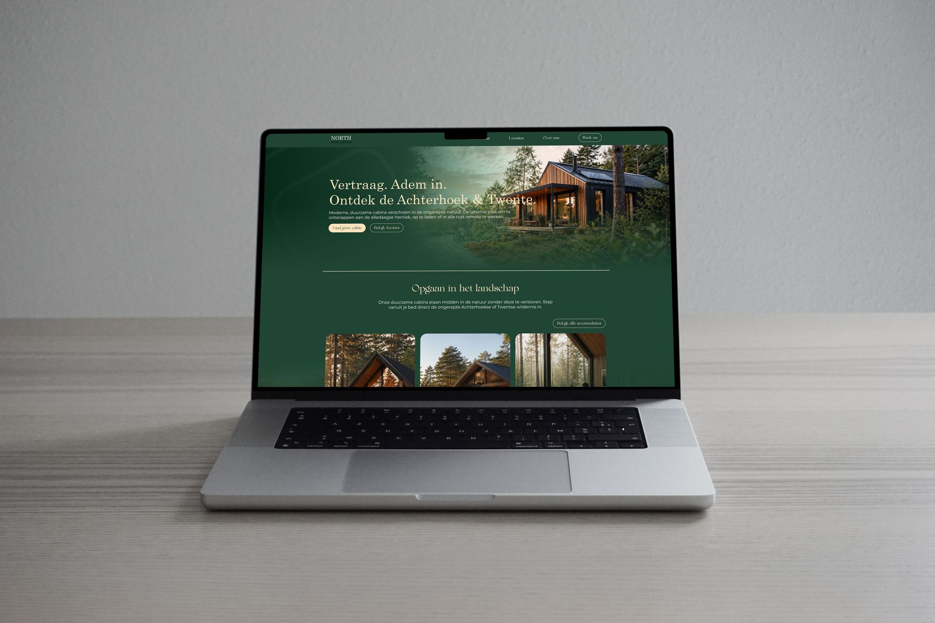Homepage van North Trail Cabins op een laptop
