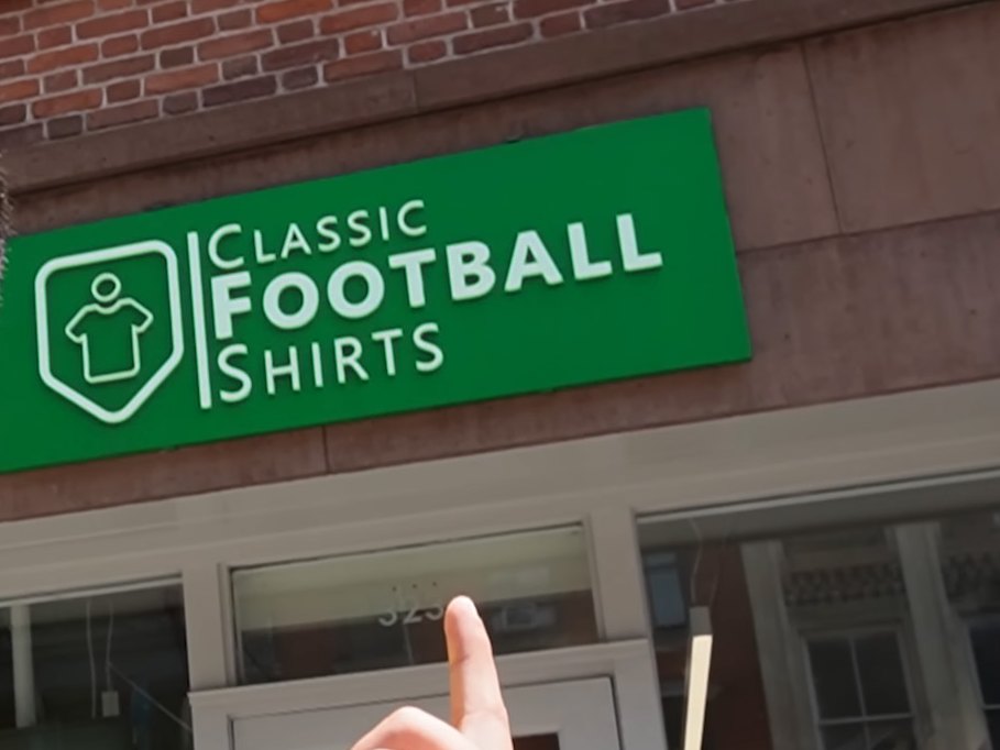 Uithangbord van Classic Football Shirts, still uit een R2S Football video